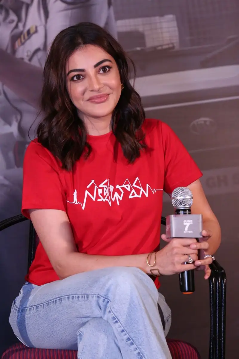 TELUGU ACTRESS KAJAL AGGARWAL IN RED T SHIRT BLUE JEANS 3